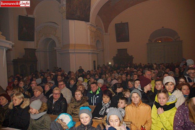 Przewodnikiem po artystycznej części był dobrze znany lubomierskiej publiczności konferansjer Pan Michał Pater. Koncerty Noworoczne stały się już tradycją w naszym powiecie.