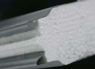 Okładziny płyt wykonane są z blachy stalowej o grubości 0,5 mm i pokryte są powłokami metalicznymi oraz organicznymi. Rdzeń płyty stanowi wełna mineralna o gęstości 120 kg/m 3.