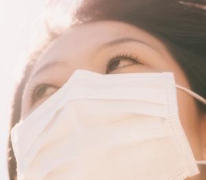 Anti-Pollution & Intensive Hydration Sleep Mask CHN BR 25-2-47 Maska wzmacnia skórę poprzez regenerację jej bariery lipidowej, dzięki czemu skóra jest lepiej chroniona przed utratą wilgotności oraz