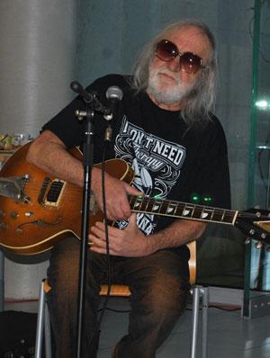 W duecie The New Lessers występują Antek Krupa: autor tekstów i muzyki, gitara, wokal oraz Agata Ślazyk: autorka tekstów i muzyki, gitara, wokal.