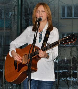 Agata Ślazyk to autorka piosenek, wokalistka i gitarzystka. Od 2003 roku występuje z krakowskim Kabaretem Piwnicy pod Baranami.