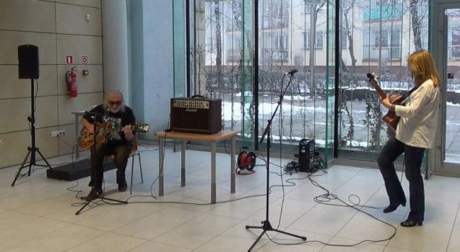W rewanżu Antek Krupa wykonał bluesa Przepraszam zgodnie z przekonaniem, że jest starym, zdartym bluesmanem.
