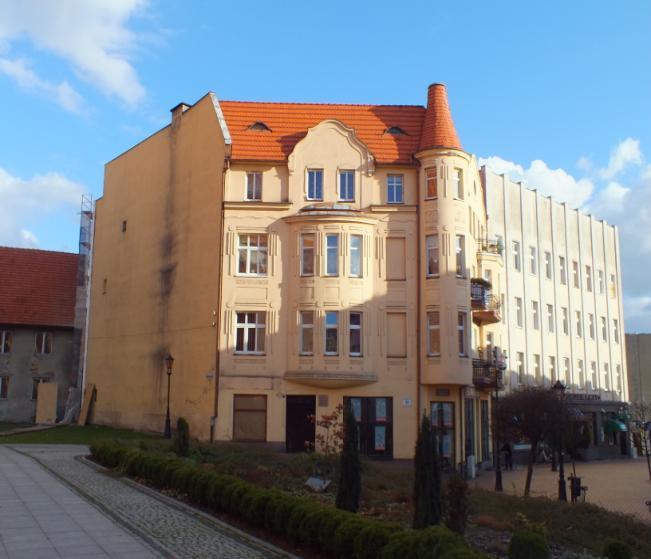 żeliwnej balustrady z rozetkami Kamienica mieszkalna ul. Kościuszki 21: Budynek został zbudowany w II poł. XIX w. przez kupca Jana Jączyńskiego. W przyziemiu budynku mieściła się firma modniarska.