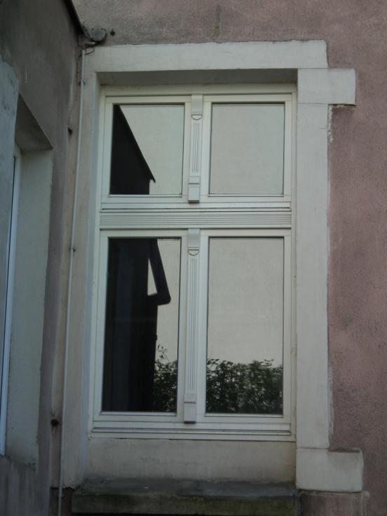 malowanie elewacji, okna 1 i 2 pietra wymienione bez zachowania oryginalnego podziału okna, zakrycie sidingu występującego w połaci dachu gładkimi płytami