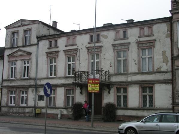 oryginalnych kutych krat osłaniających okna piwnic ul. Pl. Jagielloński 8 - budynek mieszkalny koniec XIX w.