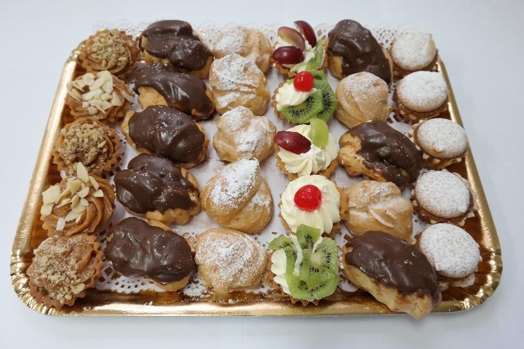DESERY Mix bankietowych wyrobów cukierniczych i ciast domowych Bankietowe słodkości, takie jak np.