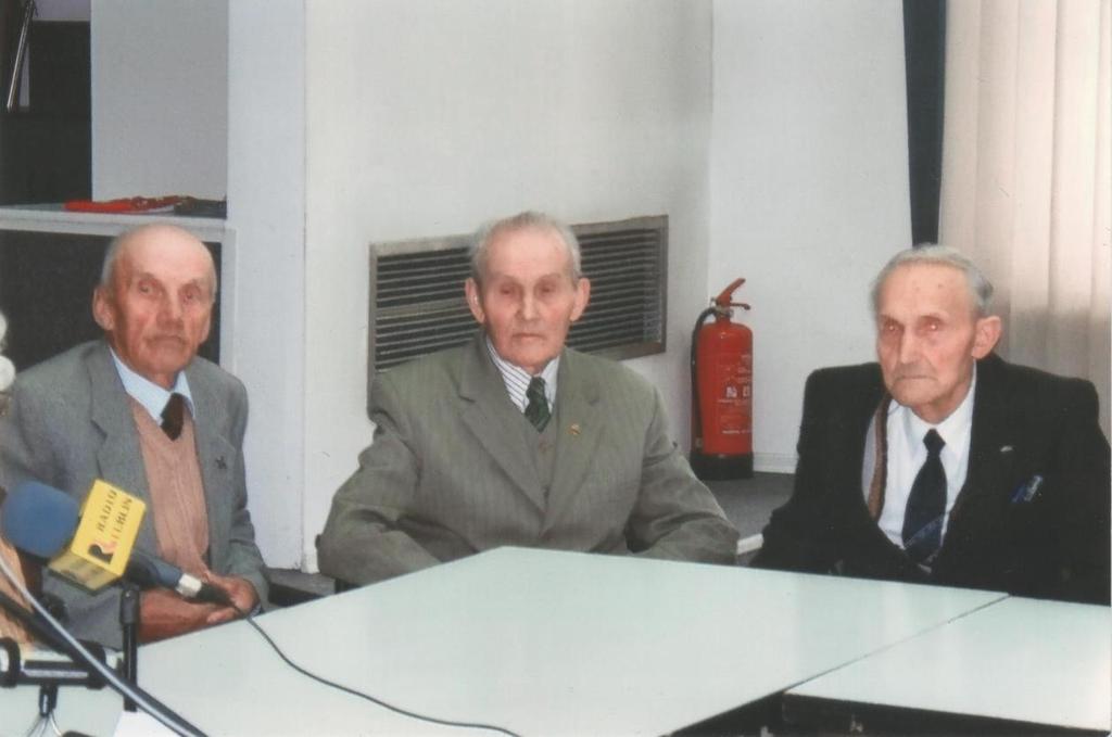 Załącznik nr 17 (do Rozdziału IV) Por. Stanisław Kozar- Prezes Koła Rejonowego ŚZŻ AK Mircze brat por. Jana Kozara 5 maja 2011 r.- v-ce prezesi Zarządu Okręgu ŚZŻ AK w Zamościu od lewej: por.