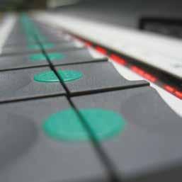 ROLAND 900 XXL Jedyna w swojej klasie, perfekcyjna maszyna wielkiego formatu CECHY I ZALETY n Półautomatyczny system wymiany płyt (PPL ), automatyczny system wymiany płyt (APL ), symultaniczny system