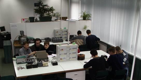SPECJALNOŚĆ: SYSTEMY POMIAROWE W PRZEMYŚLE I INŻYNIERII BIOMEDYCZNEJ Nasza specjalność to: projektowanie, konstruowanie, technologia