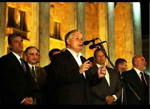 Tymczasem ówczesny prezydent RP Lech Kaczyński już w trzy dni po zbombardowaniu Gori przez Rosjan leci ze wsparciem do Gruzji z przywódcami czterech innych państw.