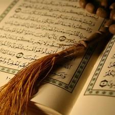 Jako że Koran nie jest zorganizowany chronologicznie, istnieją liczne badania teologiczne mające na celu określenie, które wersy odwołują inne, a które są odwoływane.