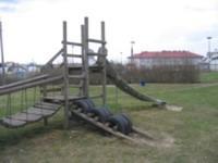 W czerwcu 2006 r. pięciolatek zginał przygnieciony zjeżdżalnią, a ośmiolatek został poważnie ranny, gdy przewróciła się na niego drewniana konstrukcja na placu zabaw.