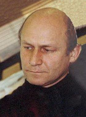 Tadeusz Krzanowski Urodził się w 1949 roku w Krośnie. Naukę rozpoczął w Szkole Podstawowej nr.3, a w roku 1968 ukończył Technikum Przemysłu Naftowego w Krośnie.