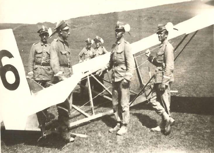Drugi od lewe- Józef Schodnicki obok szybowca /ze zbiorów J. Zuzaka/ W 1938 roku rozpoczął naukę w Studium Wychowania Fizycznego Uniwersytetu Jagiellońskiego w Krakowie.