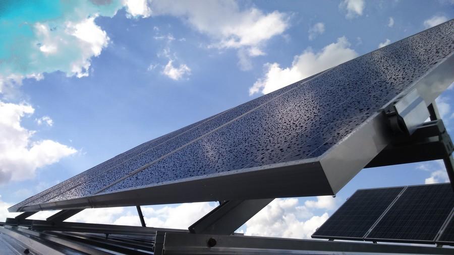 Nie dajmy się nabrać na niską cenę instalacji. Wysoki koszt fotowoltaiki świadczy o jakości całego systemu. / fot.