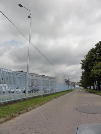 Żadna z nieruchomości nie posiada prawnie zapewnionego dostępu do drogi publicznej.