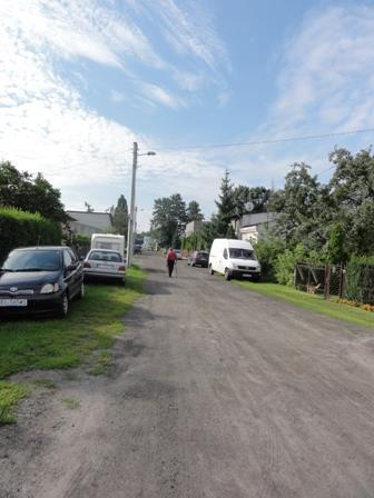 Wzdłuż ulicy Barucha od ulicy Partyzanckiej znajdują się zabudowania przemysłowo - produkcyjne, w dalszej części zabudowania mieszkaniowe jednorodzinne oraz tereny niezagospodarowane, rolne.