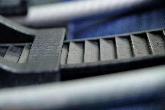 Po lewej widok na profilowane aluminiowe rurki usztywniające stelaż, a równocześnie będące prowadnicami dla mechanizmu regulacji długości, widać