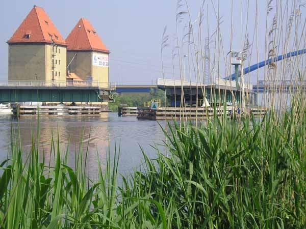 pamiątki. Jest też muzeum. Nikogo nie poznałam w czasie wakacji, tylko spotykałam się ze starymi przyjaciółmi. Chodziłam z nimi na plażę i spacery do parku. Zawsze fajnie się bawiliśmy.