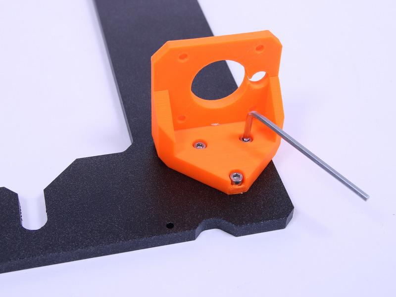 Użyj klucza imbusowego 2,5 mm w celu przykręcenia części wydrukowanych do ramy. Śruby muszą być prostopadle do ramy!