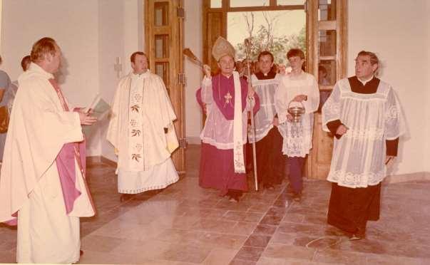 Hostynnego (zdjęcie z kroniki). Pierwszy ksiądz od lewej to Edward Kłopotek. Zdjęcie 47 Rok 1982 (?). Poświęcenie kościoła garnizonowego w Hrubieszowie (zdjęcie z kroniki).
