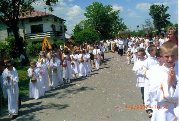 Historia życia kapłana. Ksiądz Kanonik Edward Kłopotek 75 Zdjęcie 136 Rok 2007, 7 czerwca. Obsza. Boże Ciało (zdjęcie z kroniki). 3.12.