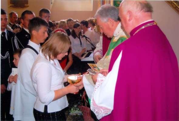 Błażej Górski (podaje figurkę), ks. Edward Kłopotek i ks. prałat Andrzej Puzon 22. Zdjęcie 146 Rok 2007, 10 czerwca. Obsza.