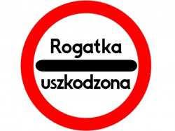 Analiza zastosowania znaku rogatka uszkodzona Znak Rogatka uszkodzona nakłada obowiązek na uczestnika ruchu drogowego zatrzymania się w miejscu wyznaczonym w tym celu, a jeśli nie jest wyznaczone to