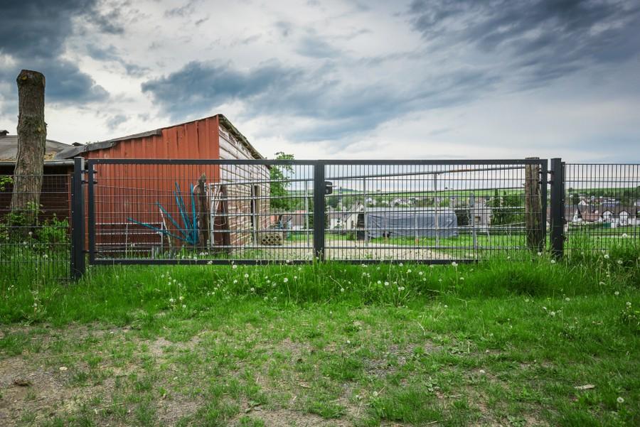 Sprawą oczywistą jest, że ogrodzenie zabezpiecza naszą posesję przed wtargnięciem niechcianych gości, zapewnia nam prywatność i bezpieczeństwo.