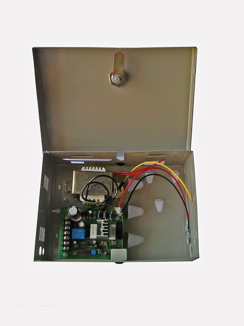 13.  akumulatora (zasilanie awaryjne) Obudowa metalowa zamykana na zamek z wydzielonym miejscem na akumulator 7Ah. 2 klucze w zestawie. Wymiary: 235 x 165 x 72 mm 129,- -22- MIWI-URMET Sp z o.o. 91-341 Łódź, ul.