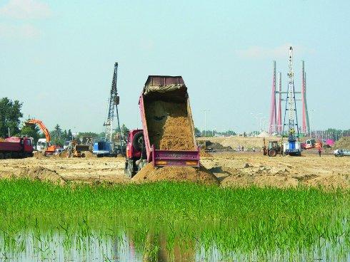 Metody wzmacniania podłoża gruntowego w budownictwie komunikacyjnym Data wprowadzenia: 28.05.2014 r. Nowo budowane trasy komunikacyjne coraz częściej napotykają na trudne warunki gruntowe.