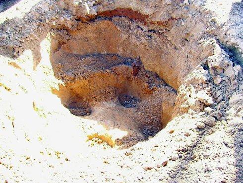 Krater zasypuje się kruszywem i kolejnymi uderzeniami bijaka formuje się w gruncie słabym kolumnę.