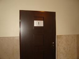 Na parterze i na pierwszym piętrze zlokalizowane są aneksy sanitarne ogólnodostępne damskie i męskie, wyposażone w: WC kompakt, umywalki