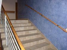 Wszystkie ciągi schodowe wyraźnie oznaczone, nie wymknięte drzwiami.