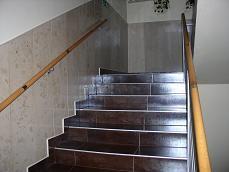 Klatka schodowa ewakuacyjna II stopnie schodowe o wymiarach: szer. 140 cm., wys. 15 cm., gł. 30 cm., wykonane z płytek gresowych.