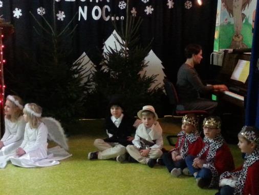 Dzieci przygotowały bardzo refleksyjne przedstawienie.
