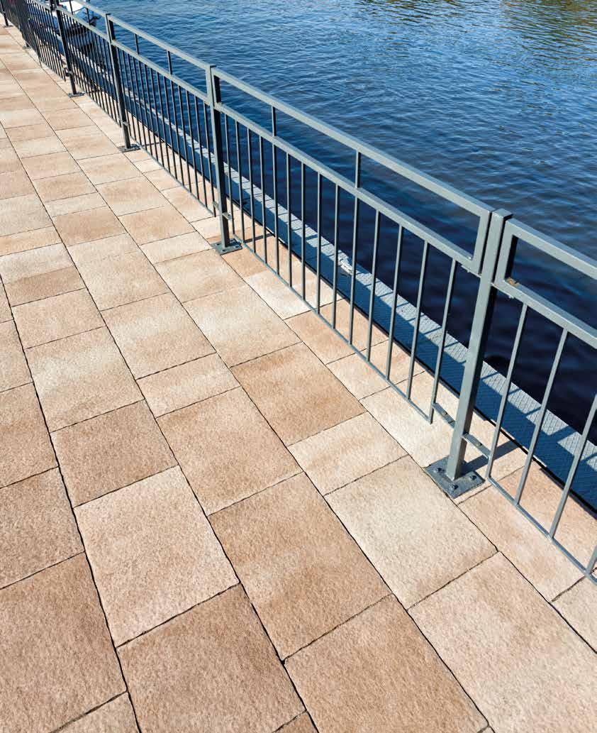NADODRZAŃSKA PROMENADA Ścieżka z dużych kostek brukowych Veranda w kolorze bursztynowym, wyjątkowo dobrze komponuje