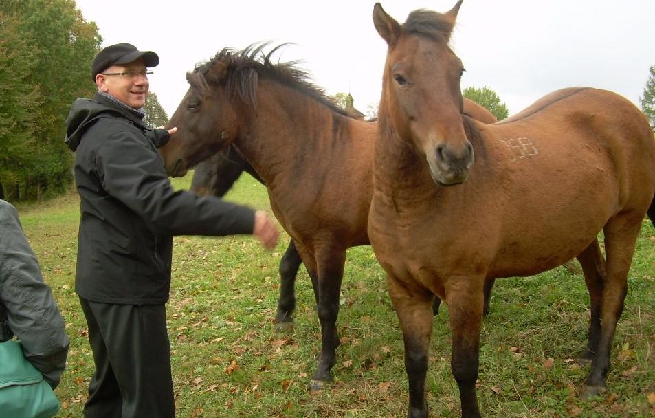 wwwnowiny24pl Nowiny Numer 3 11/2017 Strona 3 JB: Owszem, na słoiczkach jest zdjęcie z kościołem oraz napis: Miód ból i cierpienie skróci, miód wiarę w dobro przywróci, miód zapewni ci zdrowie, miód