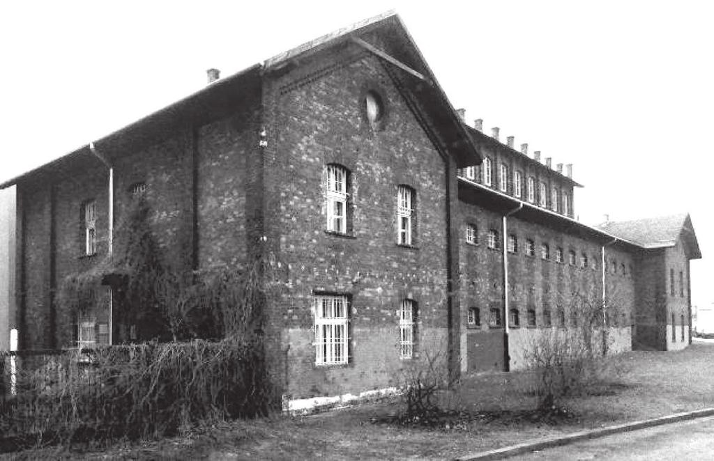 1. Geneza i dojrzewanie struktury organizacyjnej Instytutu 9 Il. 2. Budynek dawnego aresztu na terenie kompleksu obiektów PK przy ul. Warszawskiej 24 Fig. 2. The former military jail on the University grounds at 24 Warszawska St.