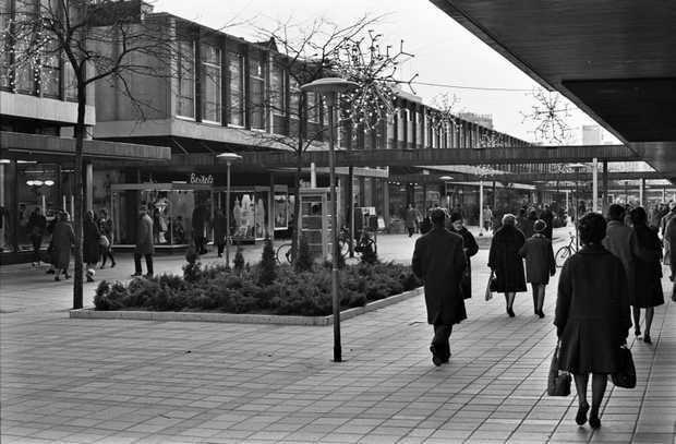 PASAŻ HANDLOWY LIJNBAAN (ROTTERDAM) ARCHITEKCI: VAN DEN BROEK