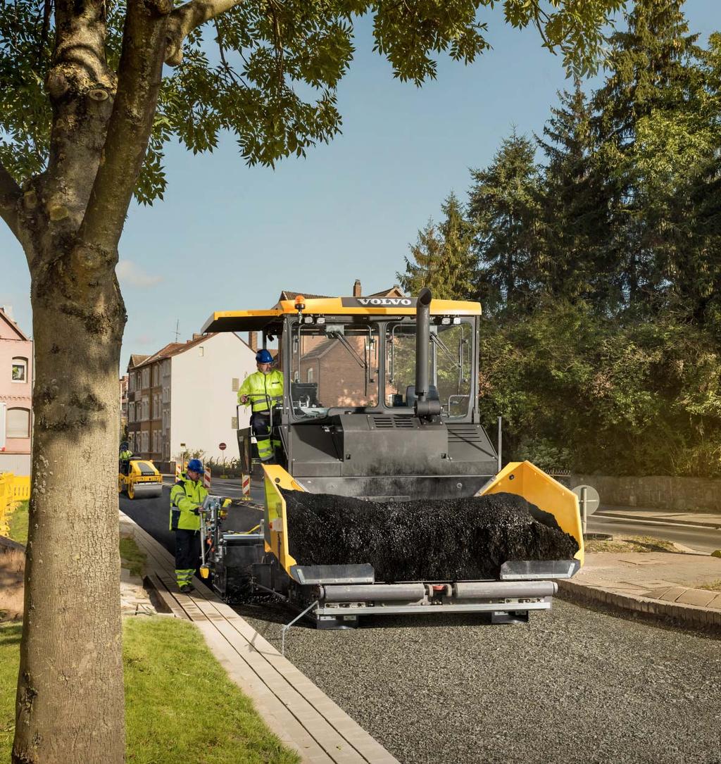Kompaktowa konstrukc ja, świ e tne funkc je P4820D ABG to najmniejszy 2,5-metrowy rozściełacz asfaltu w ofercie Volvo tak kompaktowy, że można go transportować np.