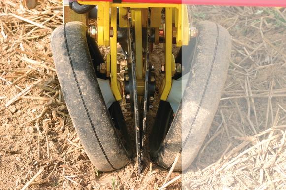 Zastosowanie podwójnego tnącego dysku pozwala na wysiew w trudnych warunkach glebowych jak również wysiew w mulcz.