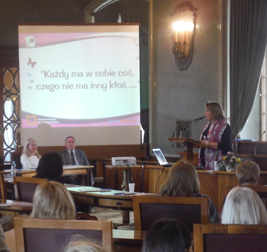 Ponadto dokonała przeglądu definicji kluczowych pojęć, takich jak integracja czy włączenie (inkluzja), bez których nie sposób zrozumieć założenia edukacji włączającej.