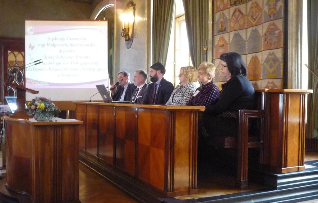 Następnie przystąpiono do realizacji ostatniego punktu zaplanowanego tego dnia, a więc do dyskusji kierowanej, w której brali udział wszyscy zaproszeni goście, a także uczestnicy konferencji, którzy