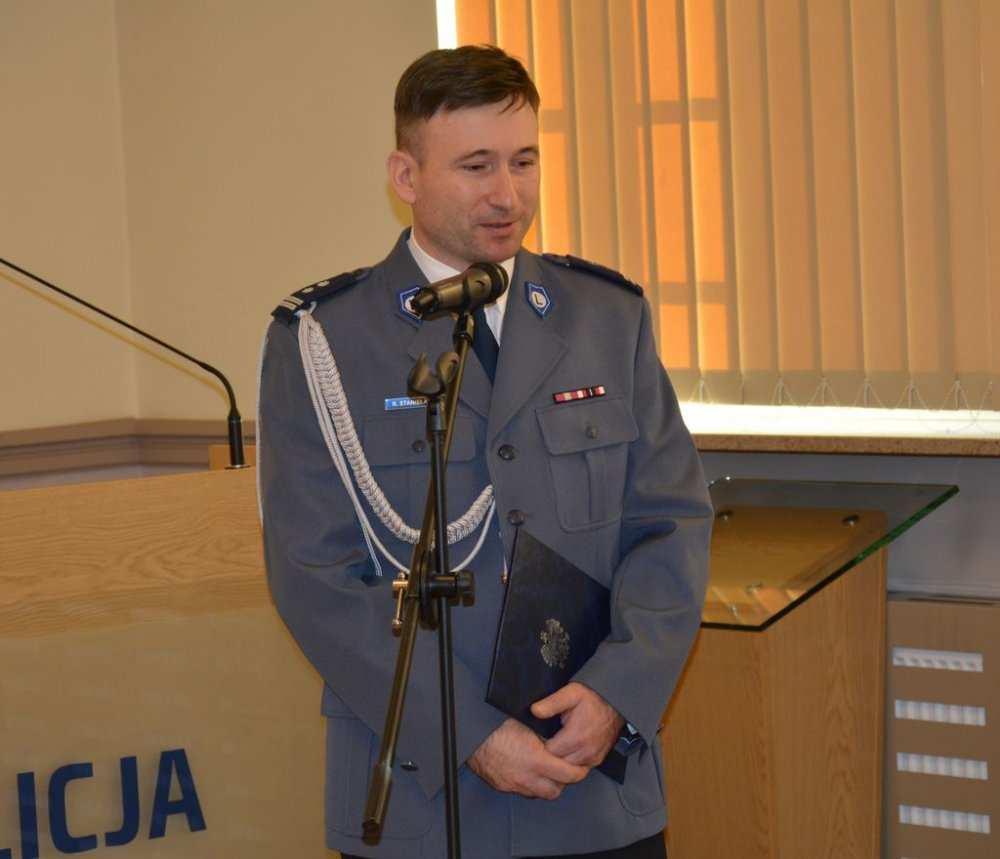 insp. Rafałowi Stanisławskiemu - Zastępcy Komendanta Szkoły Policji w Katowicach. W uroczystości uczestniczyła kadra kierownicza opolskiego garnizonu Policji.