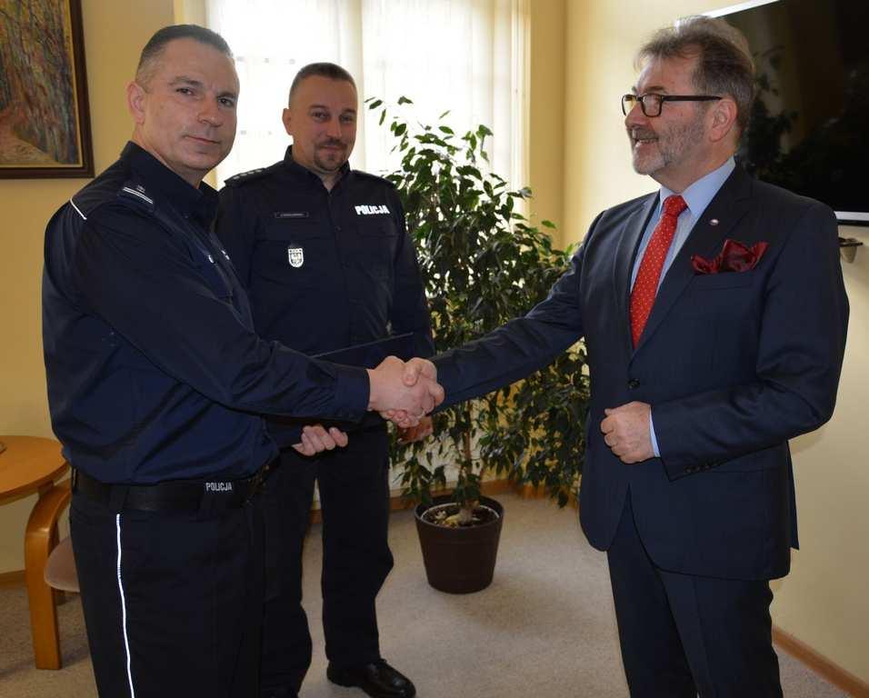 Oficer łącznikowy polskiej Policji pożegnał się z mundurem Po ponad 35-latach służby z policyjnym mundurem - na stałe - pożegnał się związany z Opolem mł. insp. Dariusz Stachowiak.