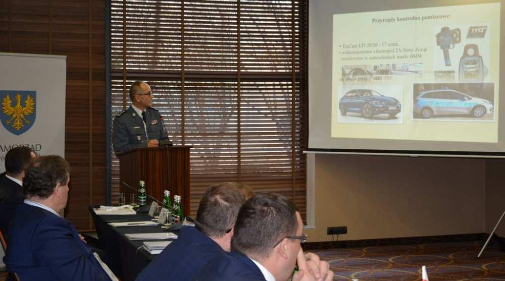 Pan komendant zaprezentował stan bezpieczeństwa na polskich drogach oraz główne akcje profilaktyczne i informacyjne realizowane przez Policję.