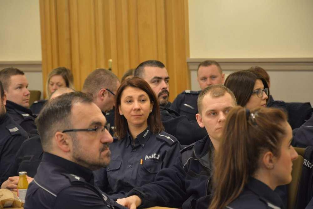 Dzielnicowi rozmawiali między innymi o sposobach na skuteczną profilaktykę - zwłaszcza tą związaną z oszustwami "na policjanta" czy "funkcjonariusza CBŚP".