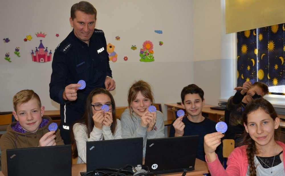 Dzień Bezpiecznego Internetu w opolskich szkołach W ramach Dnia Bezpiecznego Internetu policjanci spotkali się z opolskimi uczniami. Propagowali kulturalne oraz zgodne z prawem zachowanie w sieci.