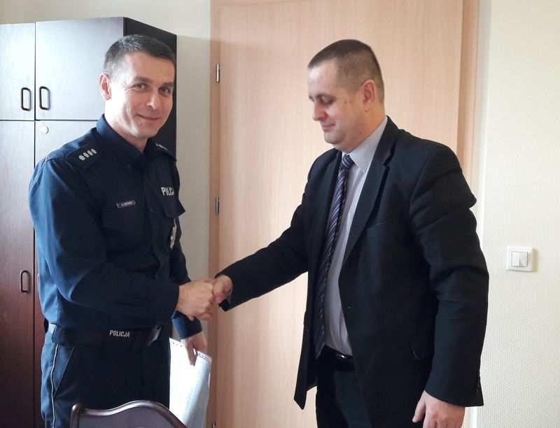 Porozumienie w sprawie dodatkowych służb Zastępca Komendanta Powiatowego Policji w Strzelcach Opolskich oraz Burmistrz Kolonowskiego podpisali porozumienie w sprawie finansowania dodatkowych patroli